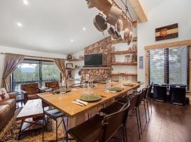 Cozy 2BR Condo Near Peak 8 and Town with Hot Tub Access, Hotel in Breckenridge