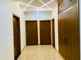 ์์ดํธ๋ฅด์ ์์นํ ํธํ
The asees palace