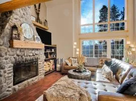 9 BDR Close to Main Street with Secluded Hot Tub
