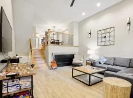 Winterpoint 2 BR Condo Walk to Main St Plus Hot Tub