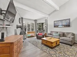 Gorgeous 2BR Home In Town Minutes from Skiing