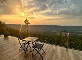 Veronica Guesthouse w/ Breathtaking Mountain View, villa in Bagolig