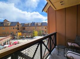 Main St Station Condo with Hot Tub and Parking、ブリッケンリッジのホテル