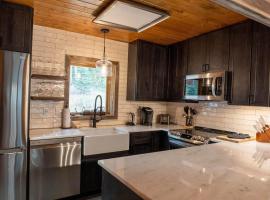 Rustic 3BR Cabin with Scenic Setting Near Breck、Blue Riverのバケーションレンタル