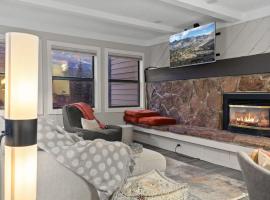 Chic 2BDR Downtown Condo Walk Everywhere, Hotel in Breckenridge