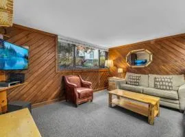 Centrally Located 1 BDR Condo Near Everything