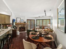 Gorgeous 1BR Steps From Lifts with Private Hot Tub, hotel v destinaci Park City