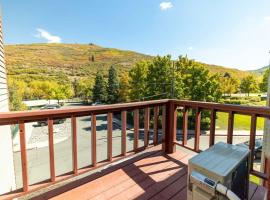 Roomy 2BR Condo with Hot Tub Access near Skiing, Hotel in Park City