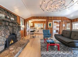 3BR Tahoe Cabin Walk to Beach, ski resort in Kings Beach