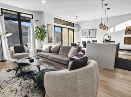 2BDR New Build Minutes to Dillon Reservoir, Hotel in Silverthorne