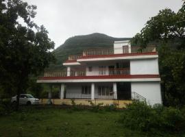 Mesmerising Nisarg Holiday Home in Girivan Hills, hotel en Pune