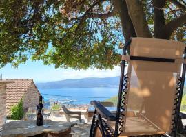 Authentic Mediterranean House with Postcard Sea View, villa i Tivat