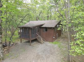Woods Song -- Hot Tub - Pet Friendly - Wifi - King Bed - Woods Resort - Golf Nearby - Pool Pass - Spa - Grill - Fireplace, hotel a Hedgesville