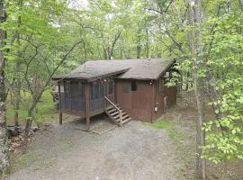 Woods Song -- Hot Tub - Pet Friendly - Wifi - King Bed - Woods Resort - Golf Nearby - Pool Pass - Spa - Grill - Fireplace