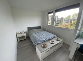 Spacious homestay room in a green suburb of Rotterdam、ロッテルダムのホームステイ