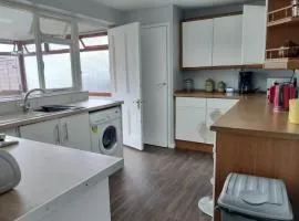 Eddiwick House - Huku Kwetu Dunstable -Spacious 4 Bedroom House - Beds Suitable for Builders and Contractors