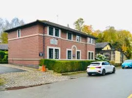Luxury Two Bed Suite - Walk to Trentham Gardens!