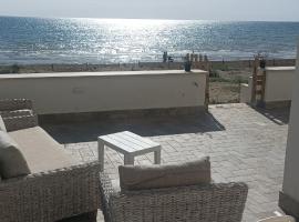 the suite on the beach, hotel uz plažu u gradu 'Torvaianica'