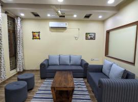 Excellent Home Away from Home!, villa in Noida