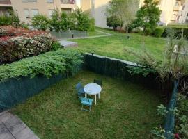 Gite 6-7pers avec jardin au cœur d'une résidence calme à 10mn de Lyon, hotel en Vaulx-en-Velin