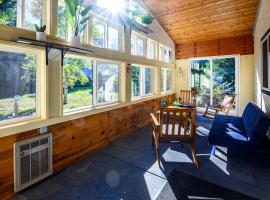 Blue House - private 2 bed, 2 bath home with garage, villa in Eugene
