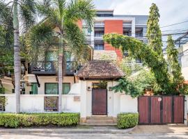 Thia Home villa near Hollywood, cabaña o casa de campo en Pattaya central