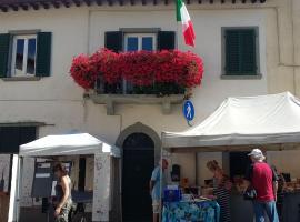 Marcello XVIII century apartment with balcony、パンツァーノのホテル