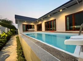 บ้านพูลวิลล่าอุดรธานี by บ้านแสนรัก, villa en Udon Thani