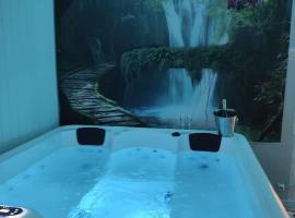 Gite au nid d'Ange, hotel with jacuzzis in Lincel