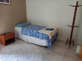 Verona Hospedagens - Quarto c banheiro sem café nem TV, apartment in Fazenda Rio Grande