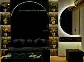 Luxury Mirrom Room DLF mypad, hotel in Lucknow