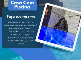 Casa com piscina em Balneário Camboriú, seoska kuća u gradu Balneario Kamboriju