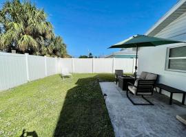 Tropical Tranquility In South Hutchinson Beach, hotel in Fort Pierce
