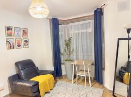 Entire 3 Bedroom Home With Garden In London, overnatningssted med køkken i Edmonton