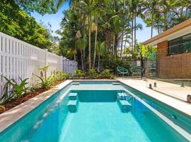 Pet Friendly Spacious Home with Lush Gardens, Pool, hotel in Pacific Paradise 