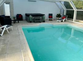 Gîte avec piscine privée couverte chauffée et jaccuzi，Éperlecques的有停車位的飯店