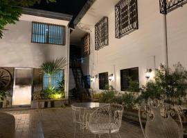 Courtyard Hotel, hotel cerca de Aeropuerto Internacional Ninoy Aquino de Manila - MNL, Manila