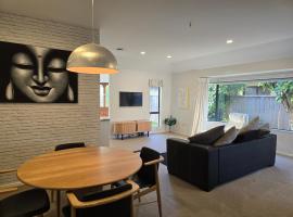 Modern family oasis in Clive, villa i Clive