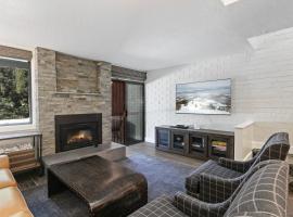 Stylish and Modern Park Ave Condo, Swimming Pool, 5 minutes to Main, cottage in Park City