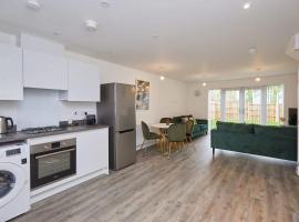 Beautiful brand new 3 bedroom city centre house with garden, hotel i Derby