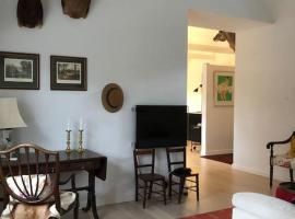 Cozy, quiet guest house perfect for business or pleasure, feriehus i Hillerød