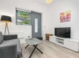 Modern 1 Bedroom Apartment in Central Woking, apartment in Woking