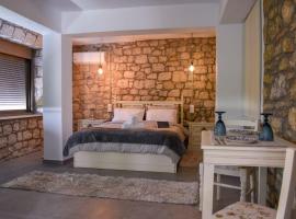 Coastal Stone Hideaway with Stunning Scenery, hotel in Kitriaí