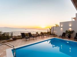 Aigli Luxury Villa - Seaview Panoramic Retreat, budjettihotelli kohteessa Verga Kalamata