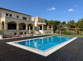 Villa Kalamos / Sea View and Pool nearby Athens，卡拉莫斯馬拉卡薩探索樂園（Adventure Park Malakasa）附近的飯店