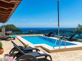 Sea Breeze & Stunning Views - Pool Dream Gem, hotell i Dhémbla