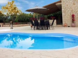 Selinitsa Stone Home - Mani's Private Pool Retreat, hotel en Agios Nikolaos