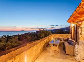 Mani Panoramic Seaviews - Luxury Summer Haven，Levktron的有停車位的飯店