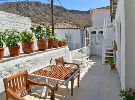 A Sea-licious Vacation - Chic & Style in Hydra