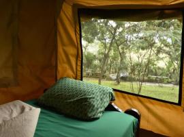Room in BB - Red Rocks Rwanda - Safari Tent Twin, homestay di Nyakinama